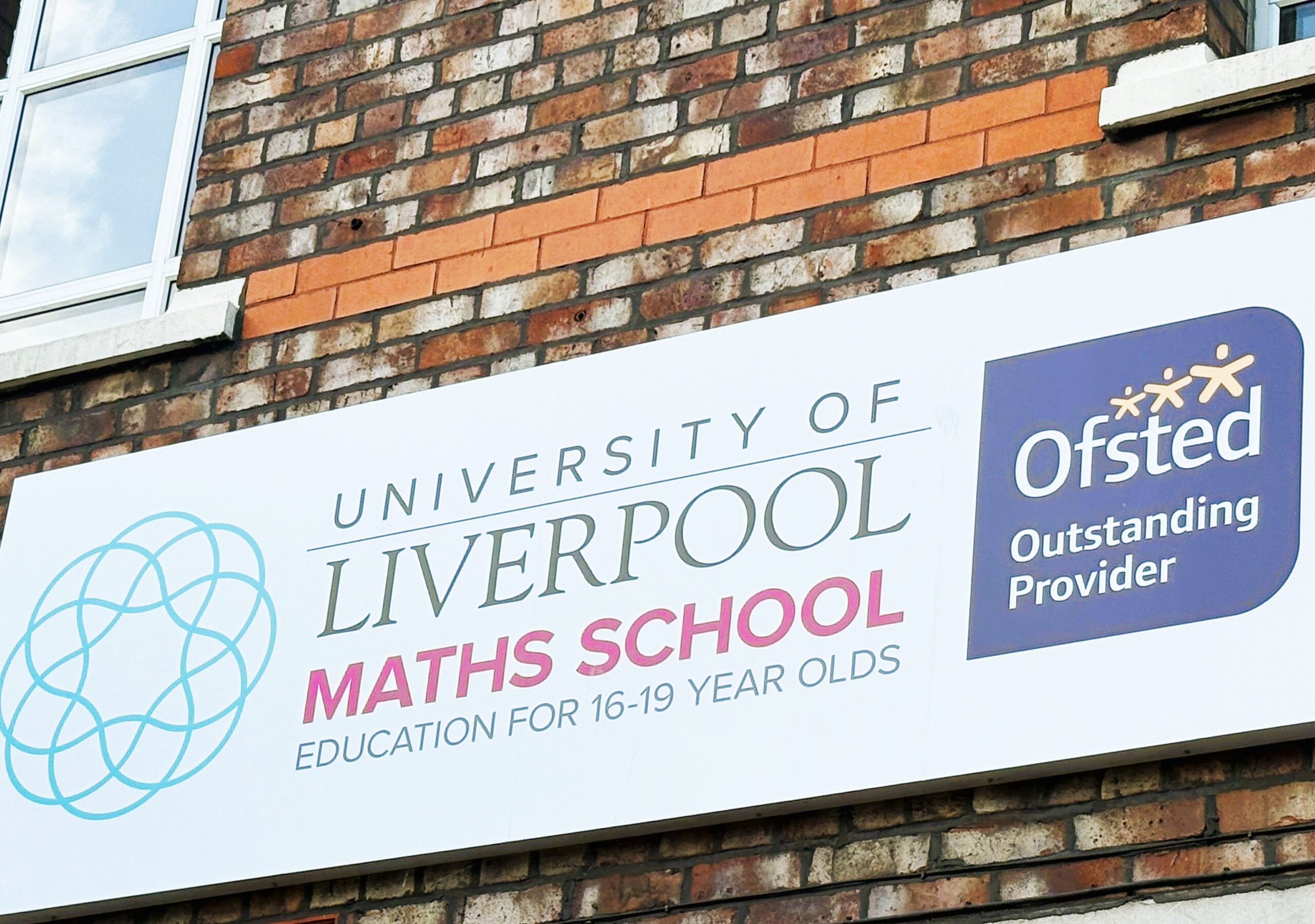 NICHE SCHOOLS: ALTERNATIVE ROUTES TO SUCCESS